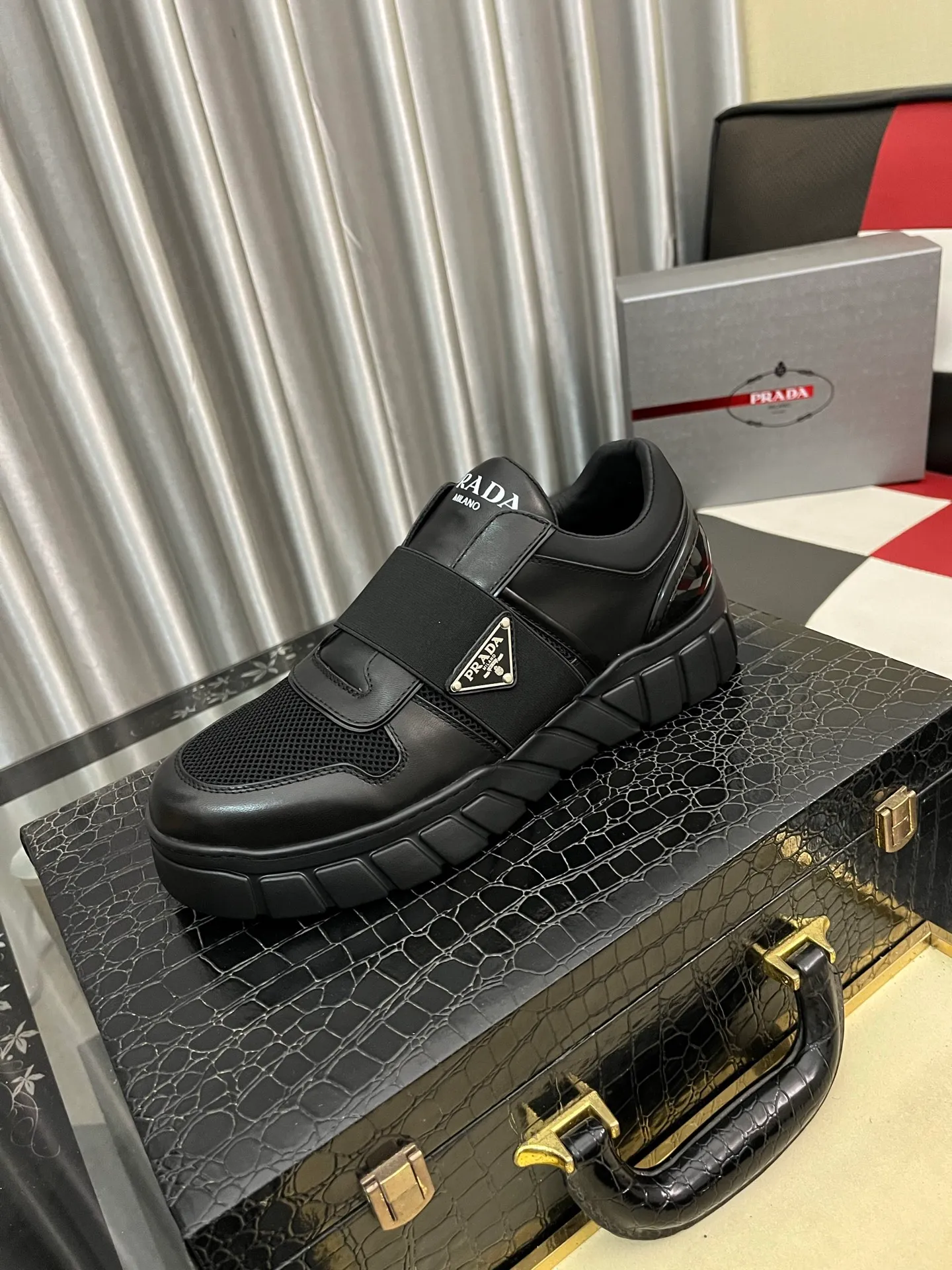 Men's shoes 💰: 560⌚⌚ high version. High-quality new PRADA counters are launched simultaneously. The new men's shoes and 😘 fabrics are selected from first-layer cowhide. Lining: Imported cowhide leather lining. 👍🏿High-end☄️Open-molded non-slip rubber outsole, exquisite lines, simple and elegant, comfortable and high-end for leisure travel. Number of yards: 38 to 44. (Can be customized for 45 non-refundable)
